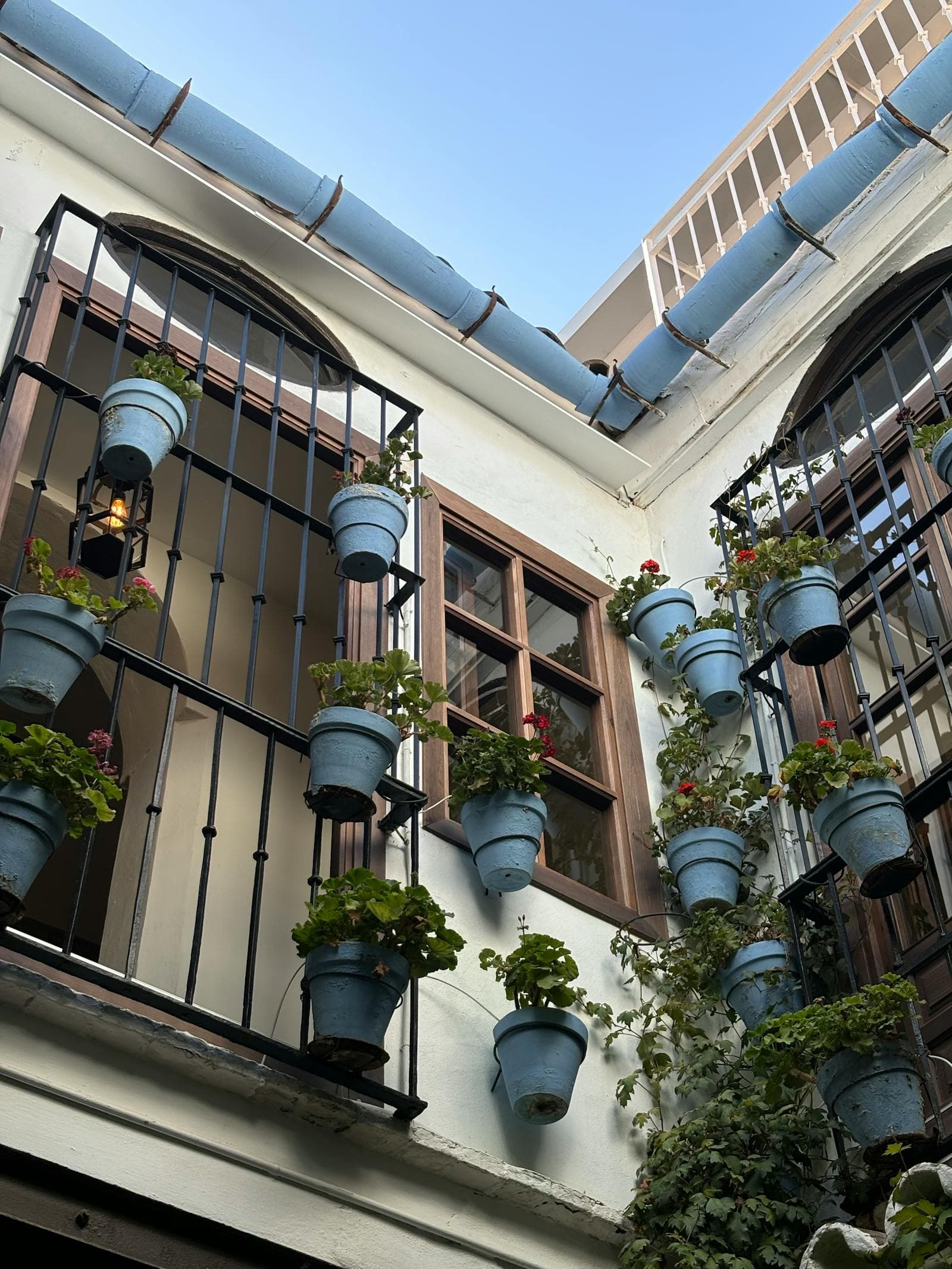 Renter-Friendly Balcony Planters That Feel Permanent